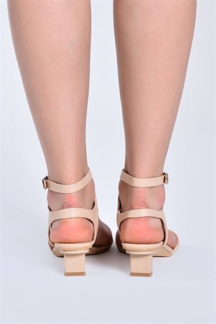 Bej Bantlı Kısa Topuklu Kadın Sandalet 