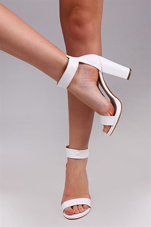 Beyaz Kalın Topuklu Bantlı Ayakkabı 