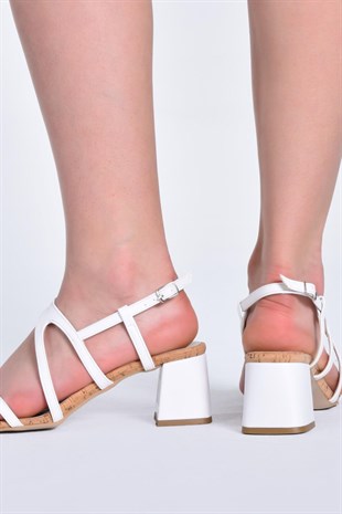 Beyaz Kalın Topuklu Bantlı Kadın Sandalet 