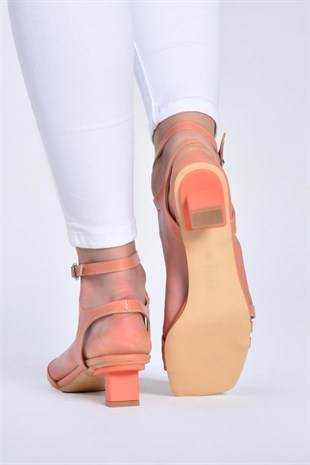 Somon Bantlı Kısa Topuklu Kadın Sandalet