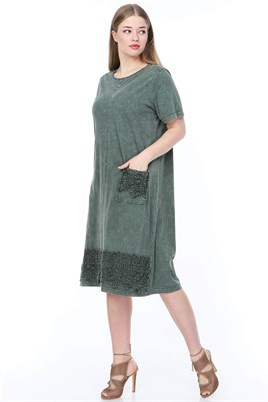 Yeşil tek cep nakışlı yıkamalı viskon elbise